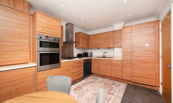 Yeading Haus | Chic and Spacious 4BR Family Home with Garden