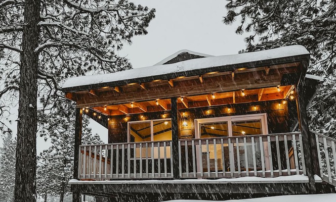 Creston Kabine | Modern Rustic Cabin. 30 Mins from Glacier Park. Mtn Views and Pond Onsite