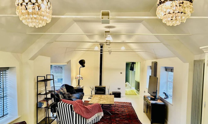Maidstone Hütte | Superb 2 bed cottage - Hot tub, log burner and gardens in tranquil setting