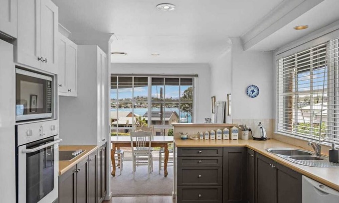 Lake Macquarie City Council Haus | Entire House Lakeside, panoramic water views, private Pool, 500m to boat ramp