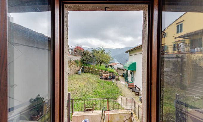 Pistoia Haus | Holiday Home 'Casetta Rossa Di Forra Al Pitta' with Mountain View, Private Garden and Wi-Fi