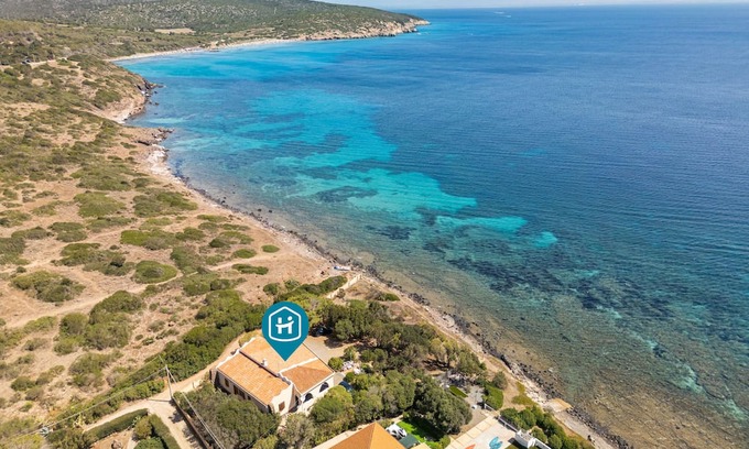 Sant'Antioco Haus | Holiday Home 'Fronte Mare Azzurro' with Sea View, Shared Garden and Wi-Fi