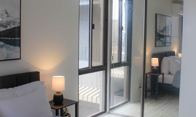 Manoa Eigentumswohnung | Modern + Futuristic 2 Bed|2 Bath|2 Parking Hawaii Fortress with Massive Lanai