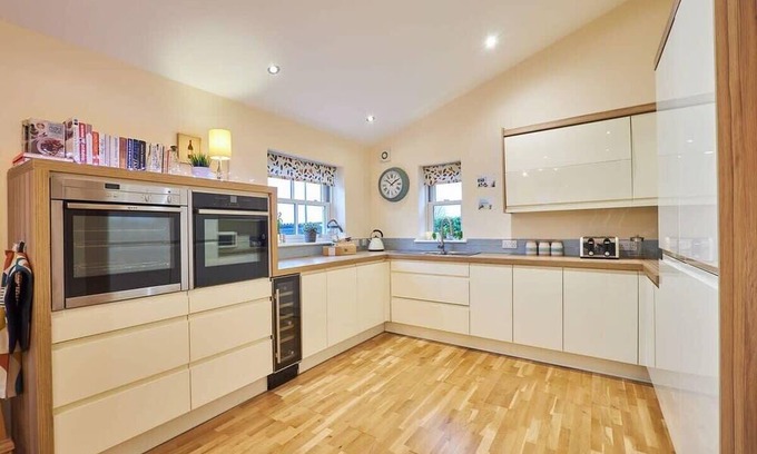 Sutton-in-Ashfield Haus | Host & Stay | The Willows