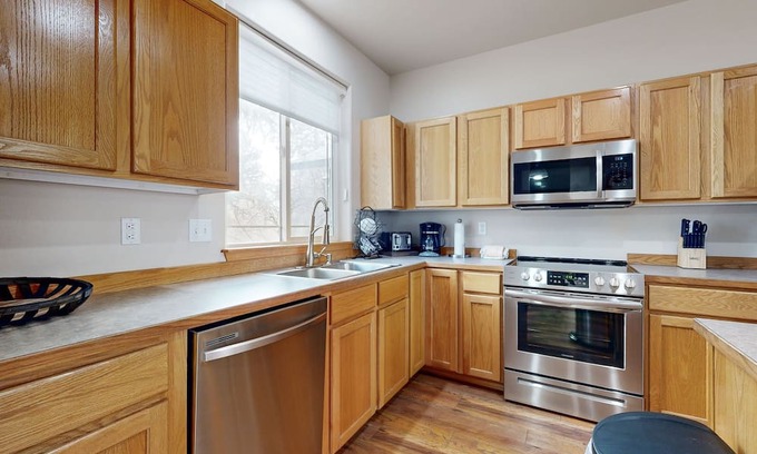 Klamath Falls Haus | Dog-friendly duplex with access to indoor pool, sports courts, & hiking trails