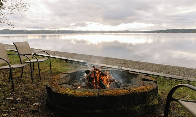 Anderson Island Hütte | The Cottage on Anderson Island- Waterfront stay with beach, views, and fire pit!