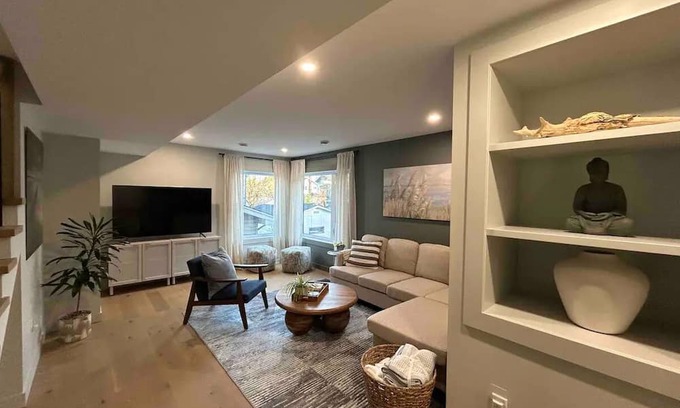 Thunder Bay Haus | Modern Manor