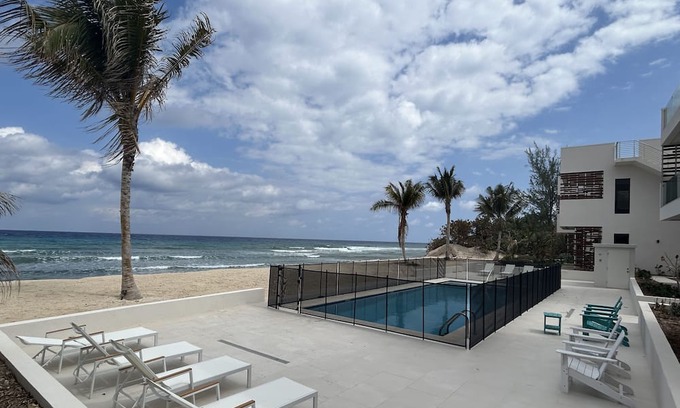 Old Man Bay Wohnung | 2 bedroom beachfront condo