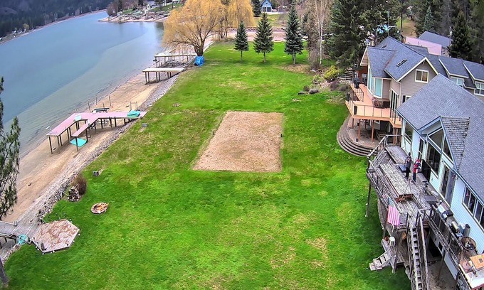 Laclede Bed & Breakfast | Charming waterfront home with 4 bedrooms 3 bath and WiFi, AC in Laclede Idaho