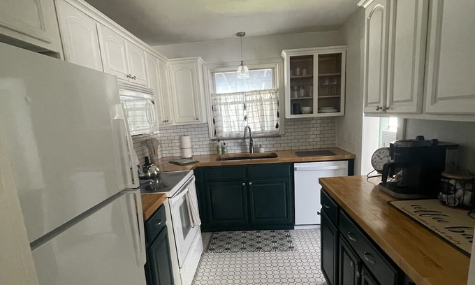 Huntington Haus | ~Cozy 3-Bedroom Bungalow~Near Ritter Park, Downtown, and Marshall University