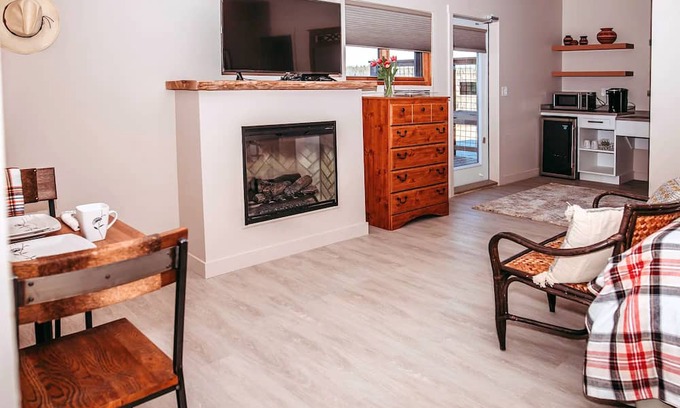 Hinton Wohnung | 🏔 Modern | Cozy | Views | Firepits | Fireplace | Near Jasper National Park ⛰