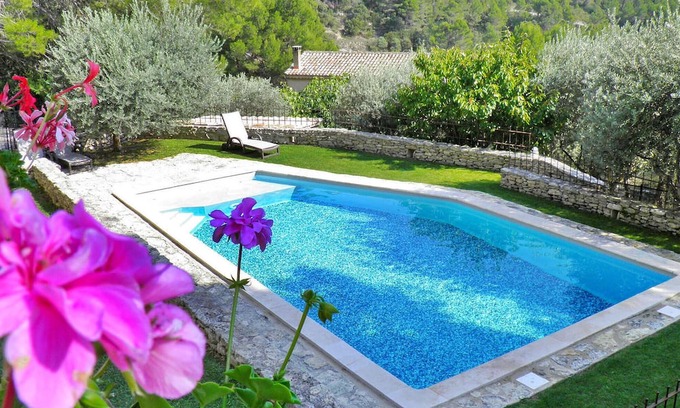 Fontaine-de-Vaucluse Haus | Nestled in the scenic hills of Fontaine de Vaucluse, this holiday home with a private enclosed pool