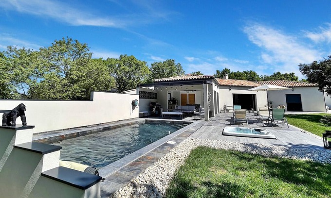 Sainte-Cecile-les-Vignes Haus | Experience the charm of Sainte Cécile Les Vignes in this delightful, air-conditioned villa, an idyll