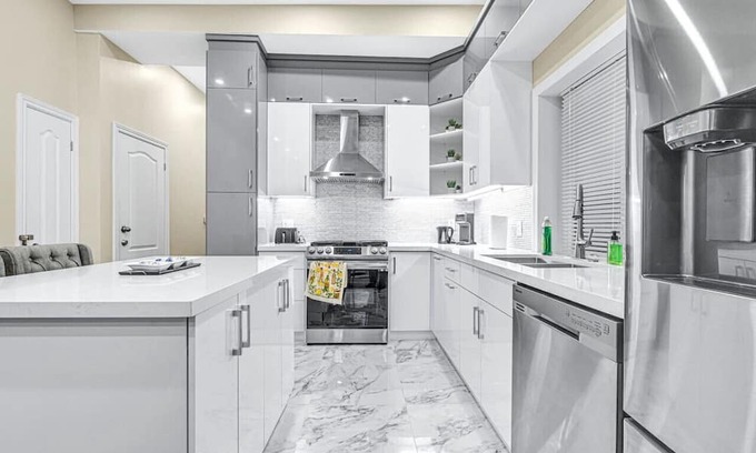 Landsdale Haus | Stylish 5bed Home Near DT/Hospitals/GO/Lake/TiCats