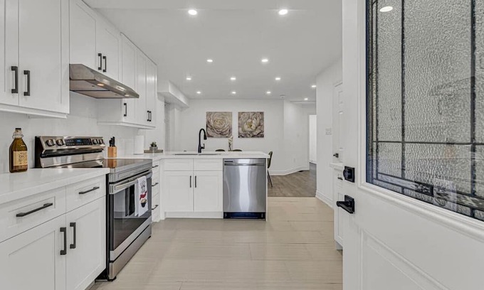 Hamilton Haus | Cozy 6BR Home TiCats/Hospitals/Beach/FirstOntario