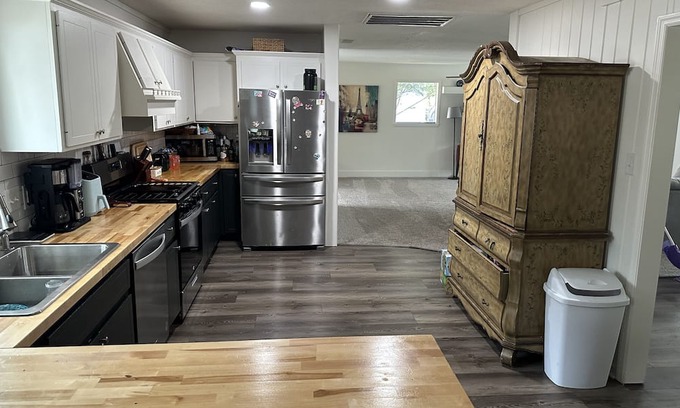 Whitemarsh Island Haus | Charming 2-bedroom house in fabulous Whitemarsh with WiFi, AC Pool and slide.