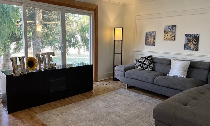 Central Elgin Hütte | Tranquil Coastal Escape, minutes to Port Stanley Beach. Pet-Friendly!