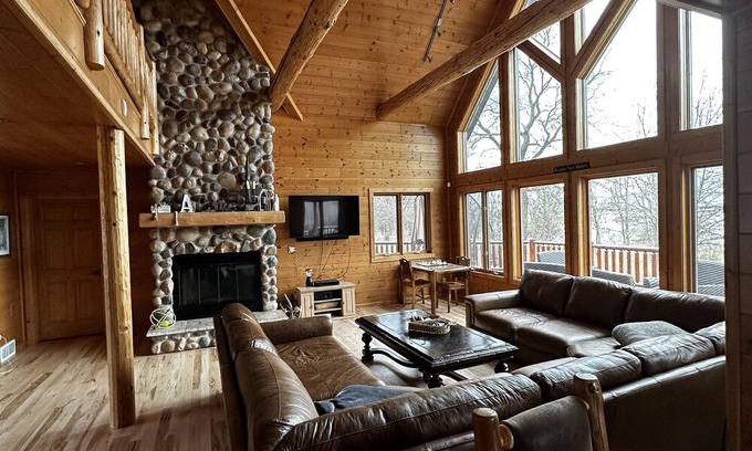 Big Bay Haus | DO NOT BOOK. Stupid VRBO website does not let me cancel this adn