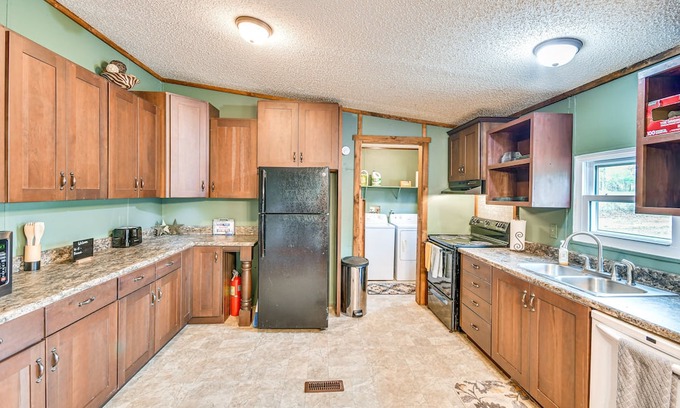 Union Springs Haus | Rustic Union Springs Home w/ Gas Grill + Deck!