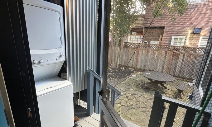 South Berkeley Haus | Beautifully Landscaped Furnished Convenient Berkeley Home