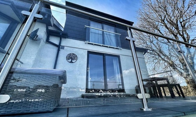 Bridgend Kabine | Orchard Lodge -Coastal Retreat, new build, village views, private garden/terrace