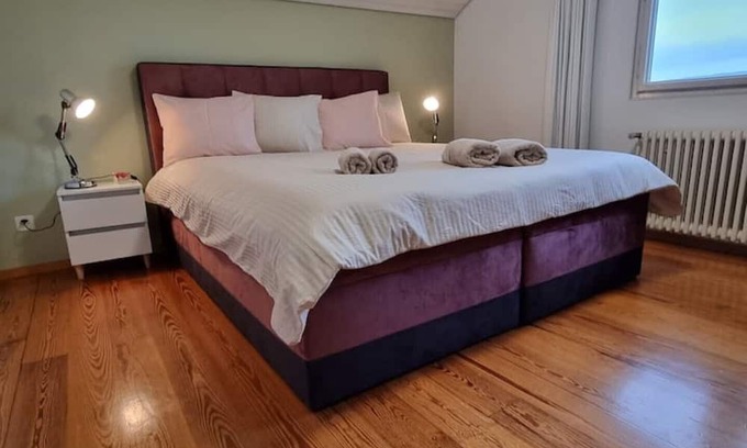 Horgen District Wohnung | Beautiful apartment with lake views, and its own balcony... SLEEPS 2 PEOPLE