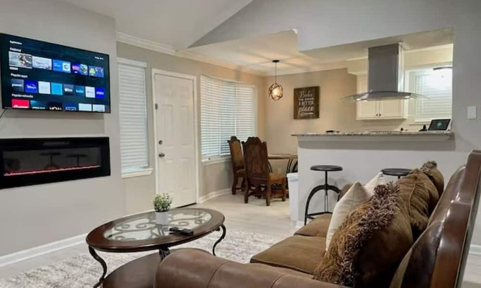 Southbelt/Ellington Haus | Minutes away from Hobby Airport with easy access to Sam Houston Toll and I-45.