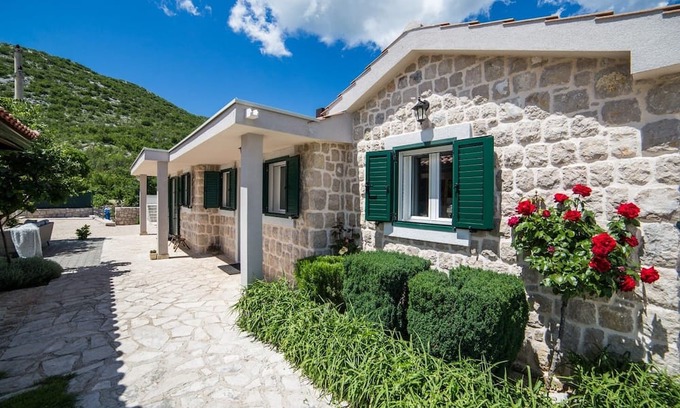 Vrgorac Villa | Willa near Makarska with heated pool,quiet location
