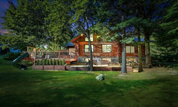 Actinolite Hütte | The Gordon's River Cabin-Custom Log Home The perfect family getaway!