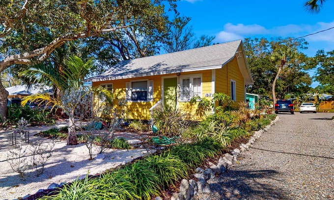 Gillespie Park Hütte | Charming dog-friendly cottage with patio & home office - near golf & the beach