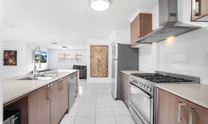 Truganina Haus | Spacious House @Truganina WIFI available 2.5km from Local Shopping Centre
