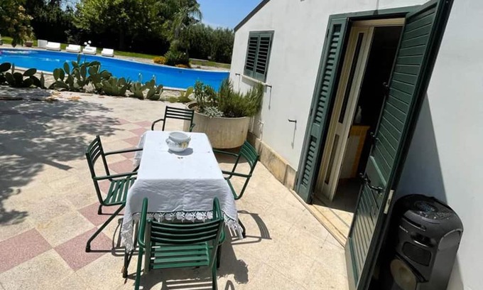 Corigliano D'Otranto Haus | Holiday Home 'Dependance Paloma' with Shared Pool, Wi-Fi and Air Conditioning