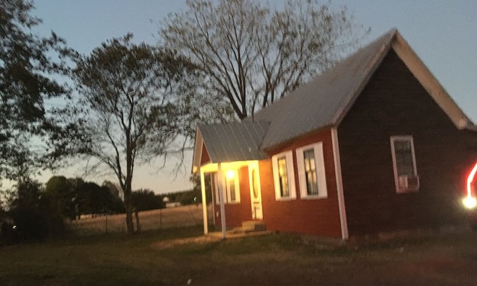 Hattieville Hütte | Cozy Country Cottage, directly in the pathway of the 2024 solar eclipse.