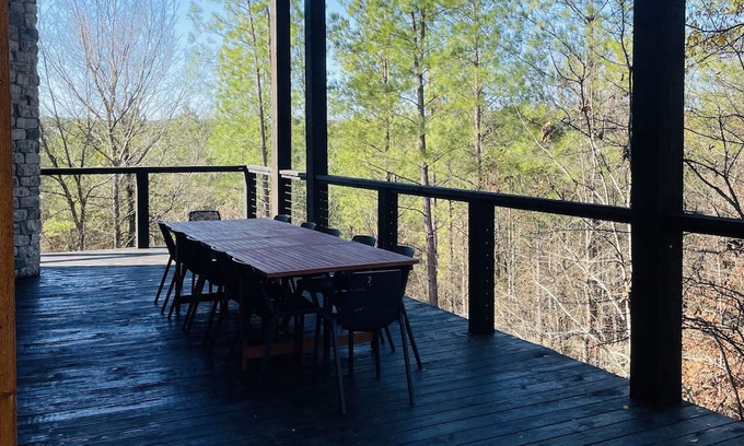 Bouvet Island Haus | NEW! Relax at your perfect hideaway in Broken Bow!