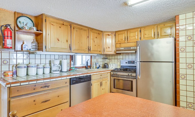 Hutchinson Haus | Hutchinson Home w/ Pond Access - 3 Mi to Town!