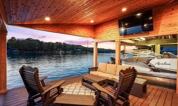 Howard Haus | Comfortable Lakefront Home with beautiful dock on Apple Valley Lake, Ohio.