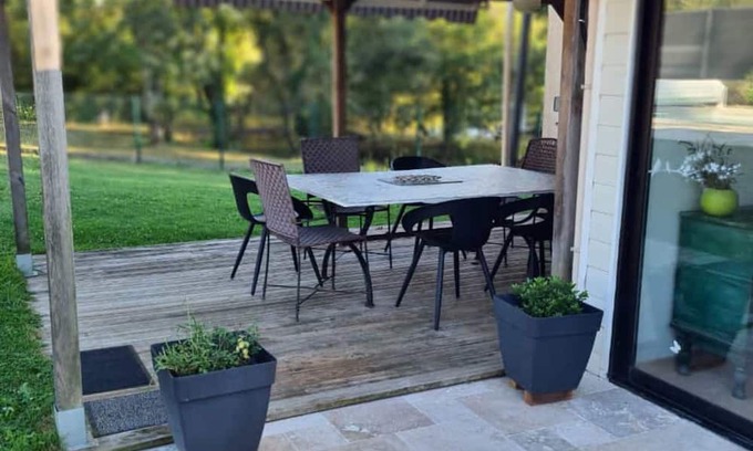 Boisredon Haus | Holiday Home 'La Font Des Ânes' with Lake View, Wi-Fi and Air Conditioning