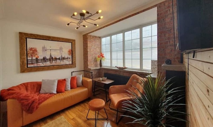 Doncaster Hütte | Little house on the hill / walks/ castle / miropub