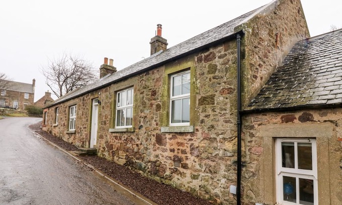 Haddington Hütte | 8 BARNEY MAINS COTTAGE, pet friendly, with open fire in Haddington