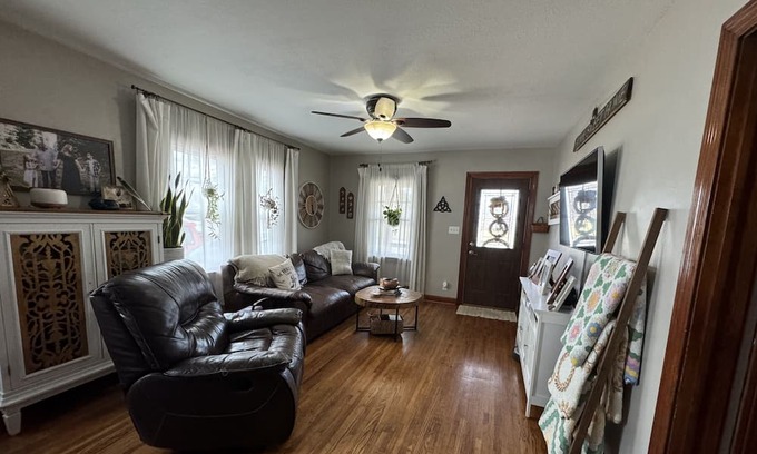 Mount Carmel Haus | 2024 Solar Eclipse Full Totality Location! 2 Bedroom 1 Bath Home