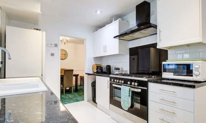 Tilehurst Haus | Quaint 4-Bedroom Retreat in Reading with Parking