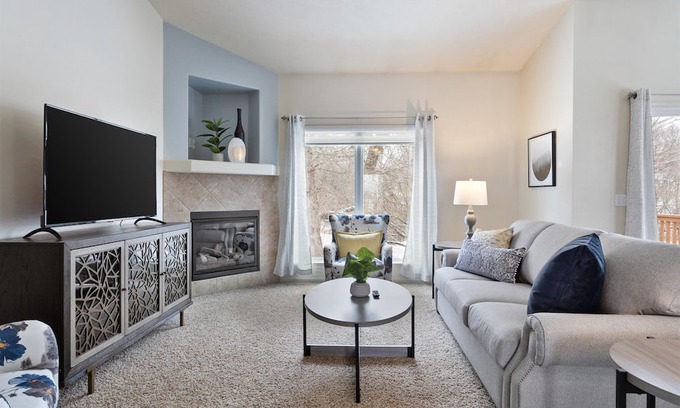 Bellevue Haus | Serene 2 Bdrm Home close to Offutt and Omaha