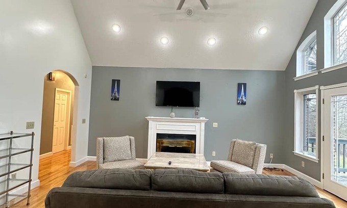 Jefferson Haus | Spacious estate comfortable for a dozen guests on 10 acres in Jefferson NC.