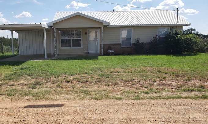 Matador Haus | Comfortable cottage in Matador TX with fenced back yard. Pet and horse friendly!