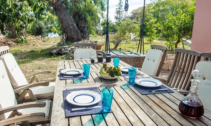 Lakithra Haus | Stylish house with huge garden,sea view, max 10 min drive from 10 beaches & town