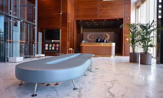 Rondo - Torretta Haus | Elegant Stay: Onsite Parking, Easy Access to Milan Cathedral! Steps to Metro