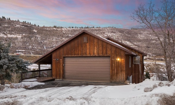 Park City Kabine | Cozy family friendly getaway 2 King Beds/Mountain View’s & Complimentary Coffee!