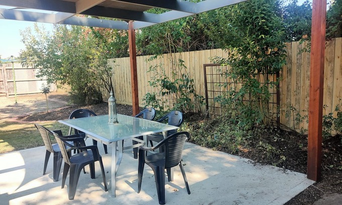Mansfield Haus | Ashlyn House, Central 2BR King Queen, Entire home