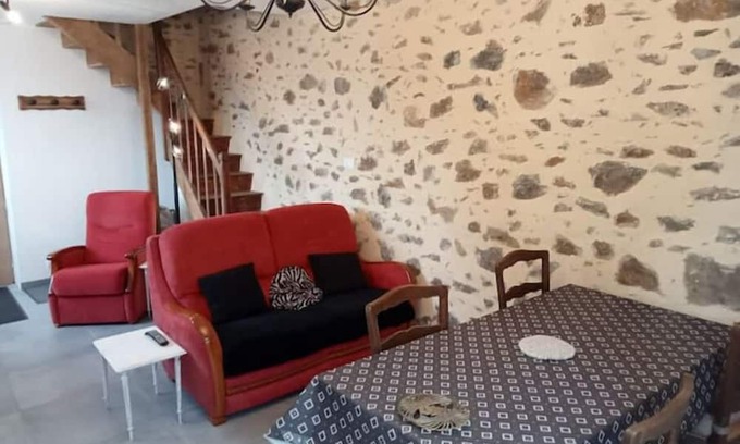 Saint-Leonard-des-Bois Haus | Gîte Entier Plein Centre de St Léo, 2 ch, 4 Pers