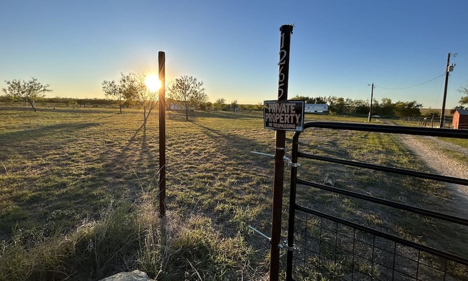 Lockhart Wohnmobilvermietung | Campsite 20 min to Austin/Kyle/SanMarcos/COTA!